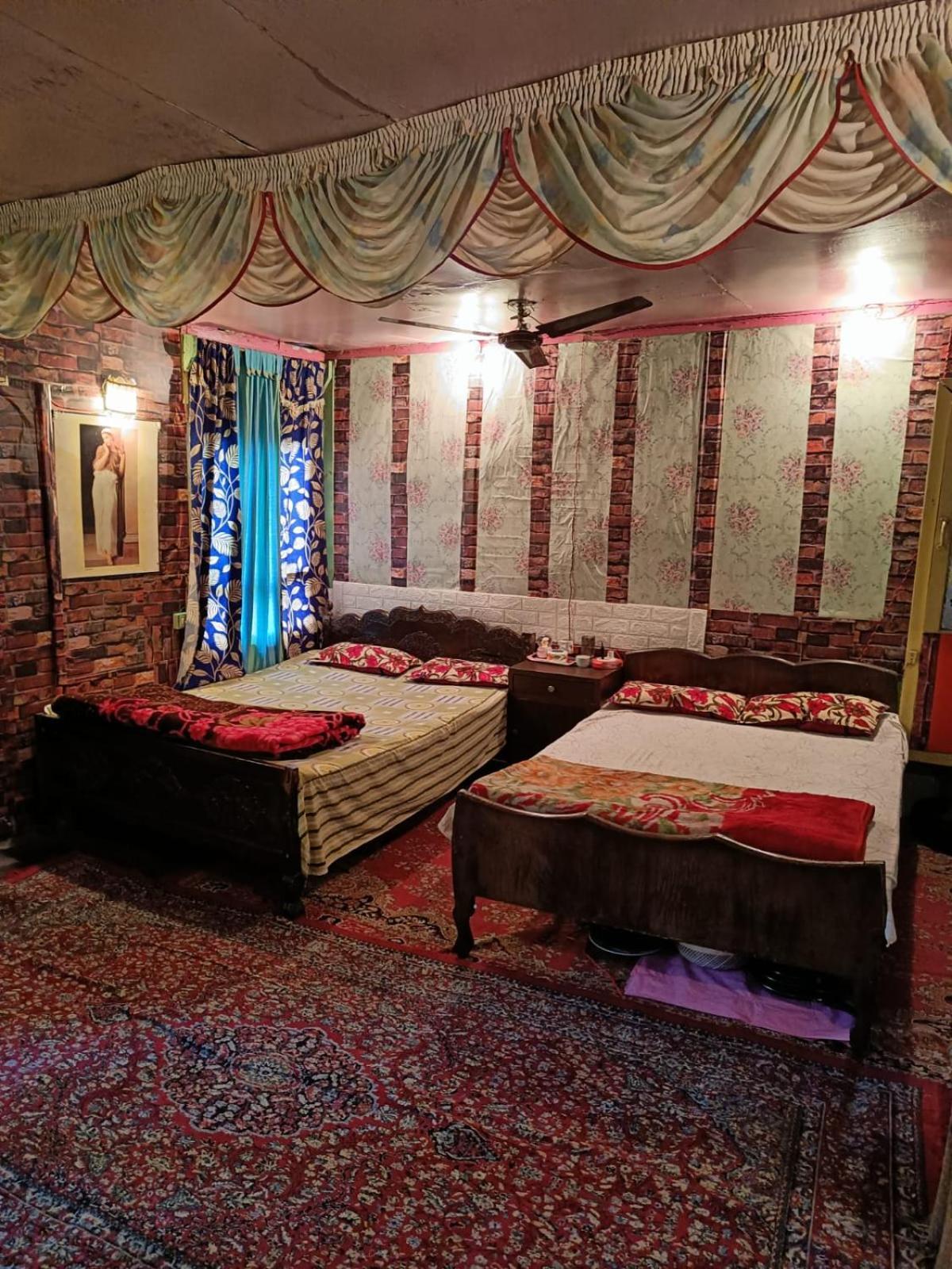 Hotel Island Srīnagar Buitenkant foto